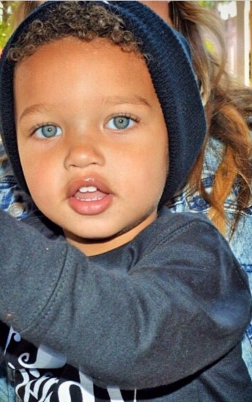 light skin baby with green eyes