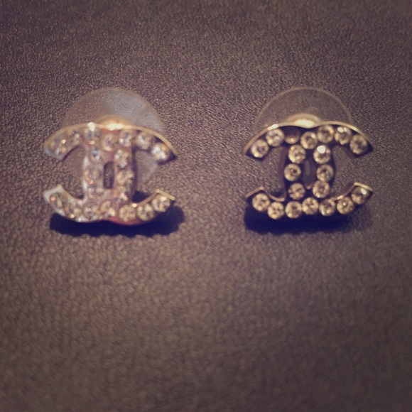 Chanel mini CC logo stud earrings.