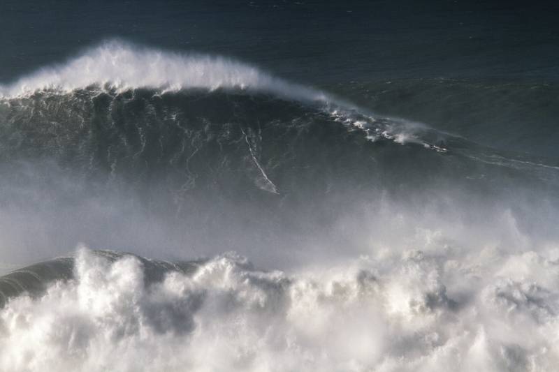 Rodrigo Koxa Set Guinness World Record by Surfing 80.