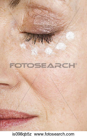 Pictures of Woman with eye cream is098qb5z.