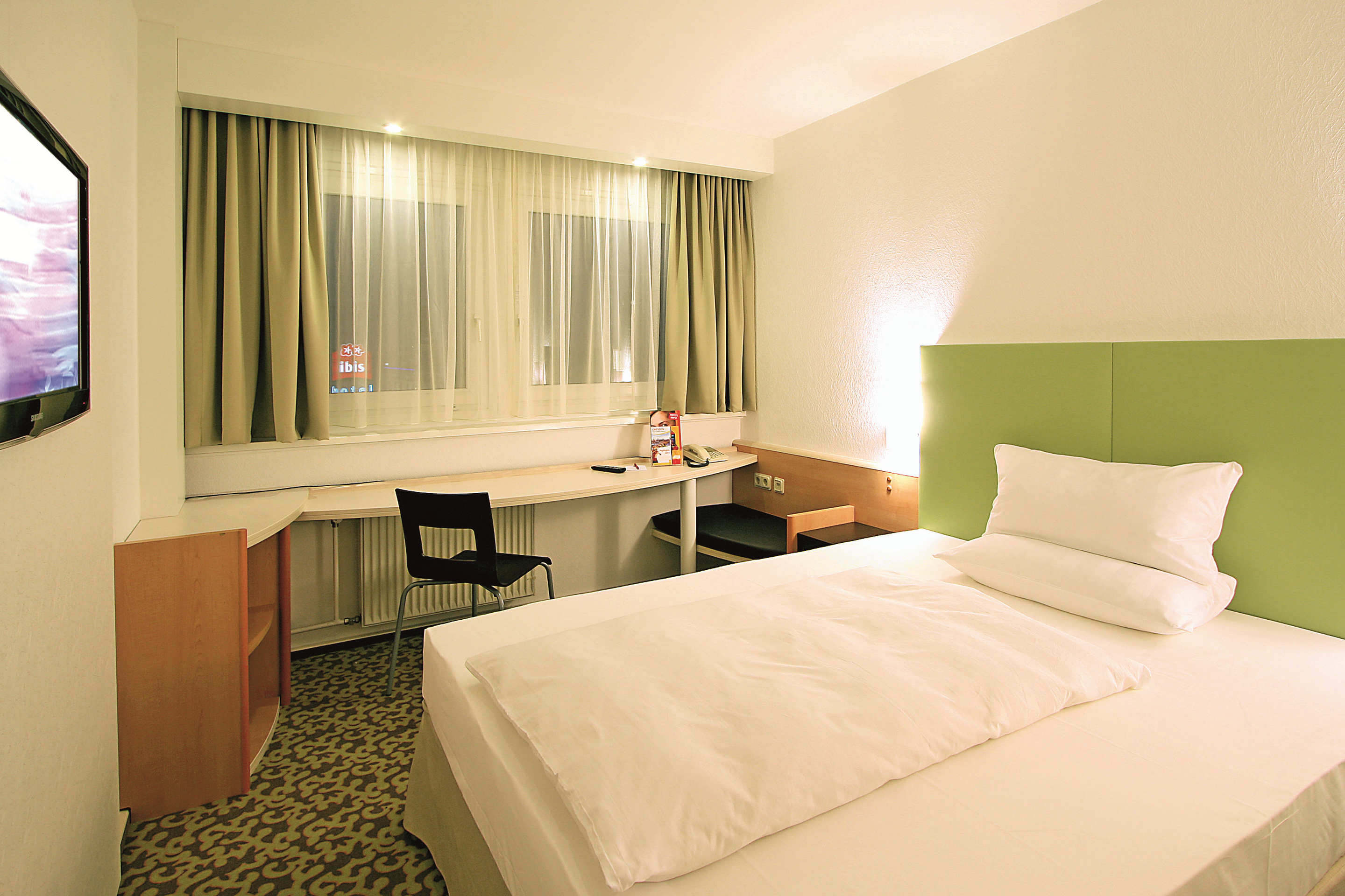 File:Ibis Hotels Dresden Single Room Standard Queen Size Bed.png.