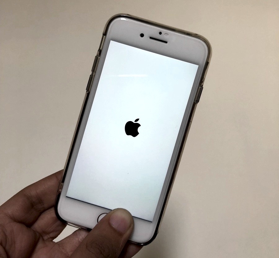 How To Fix An iPhone 8 Or 8 Plus Stuck At Apple Logo.