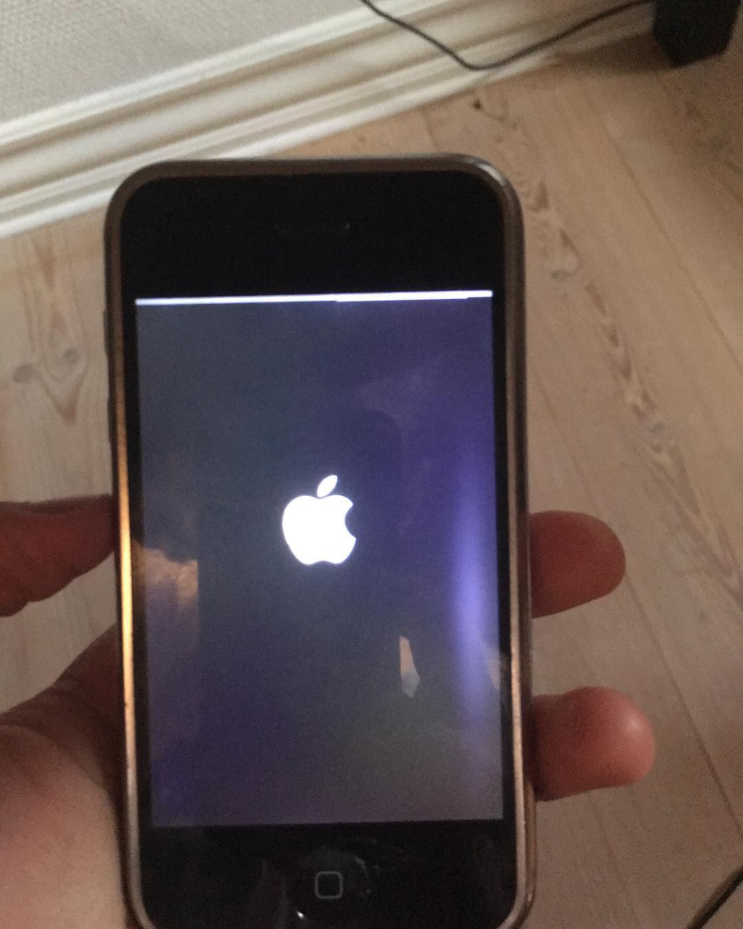 iPhone 2G shows apple logo for 7 seconds,….