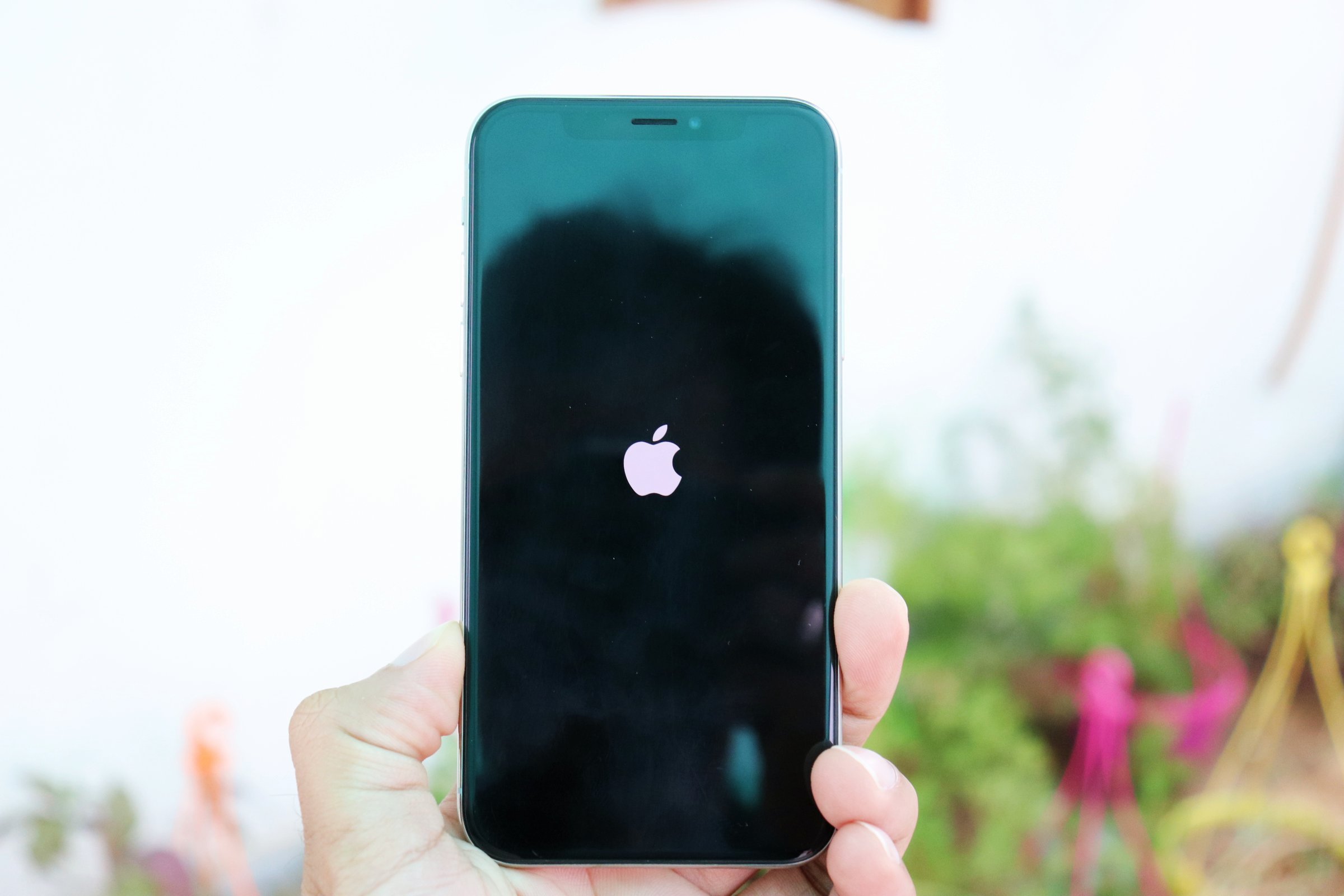 How to fix iPhone XS Max stuck at Apple Logo.