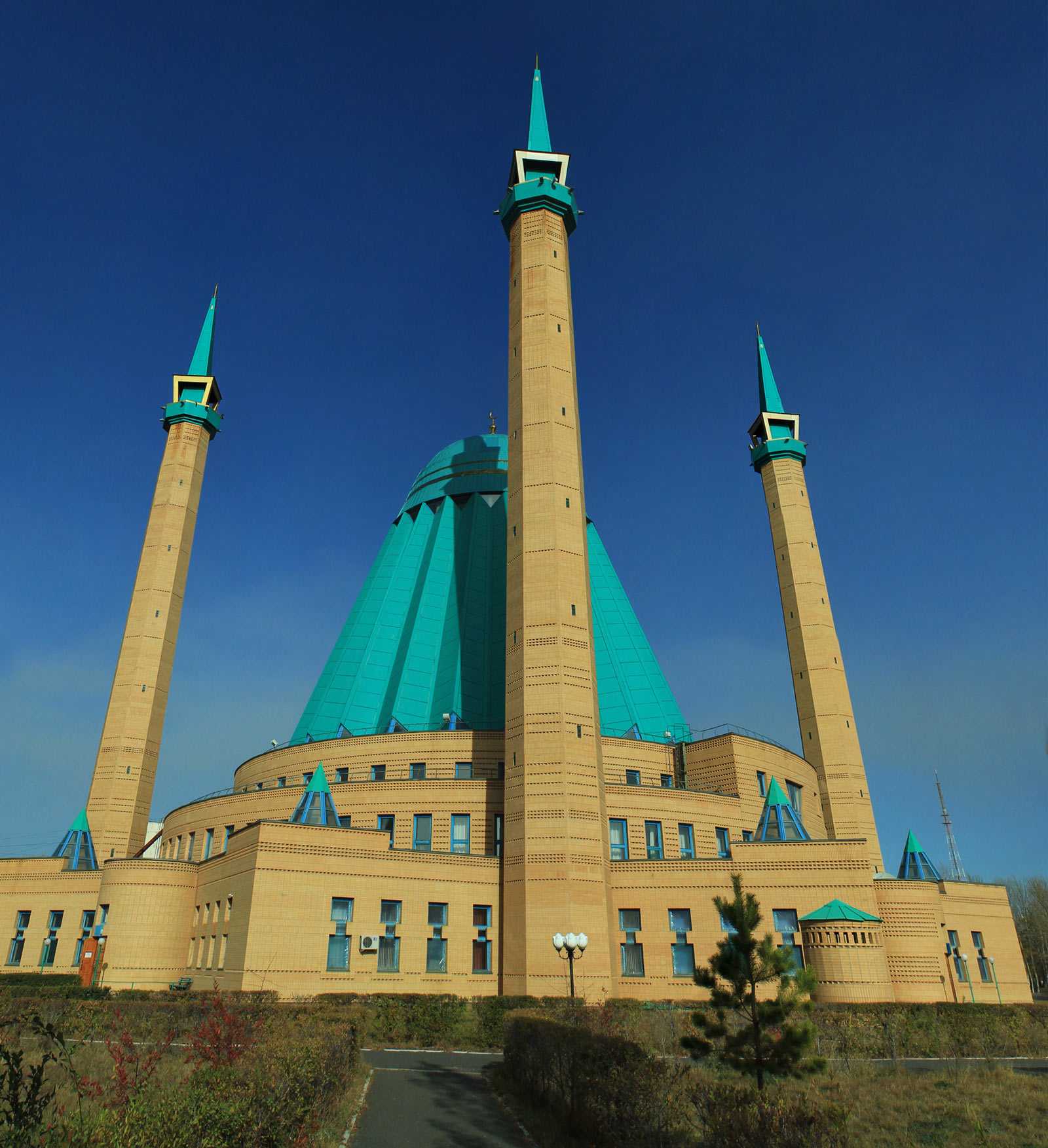 16 breathtakingly beautiful mosques from around the world.