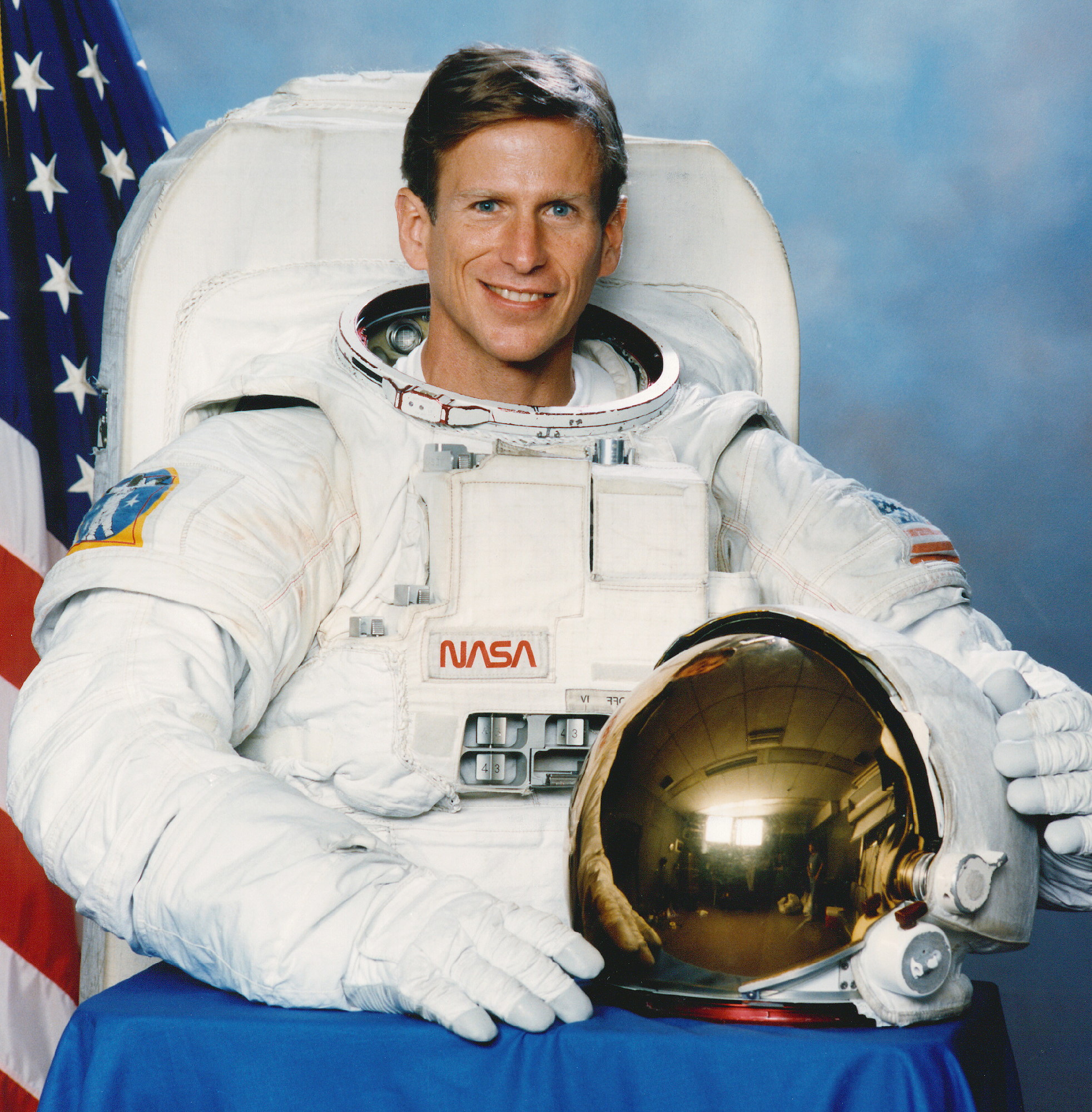 Mike l. Майк Коутс астронавт. Дисней космонавт Майк. Майк Джефферис менеджер.