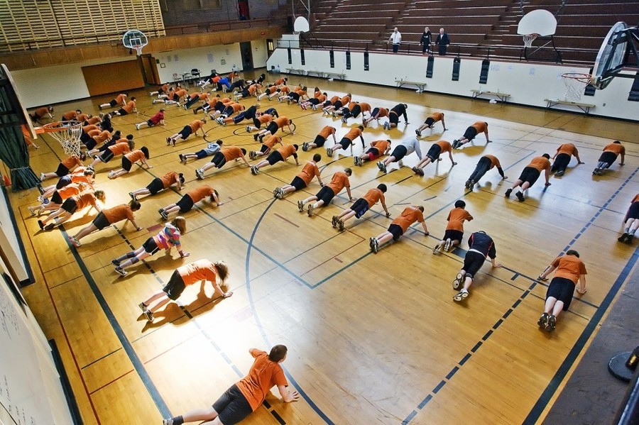 Джим класс. School Gym. Gym at School. Middle School Gym class. Gym in School.