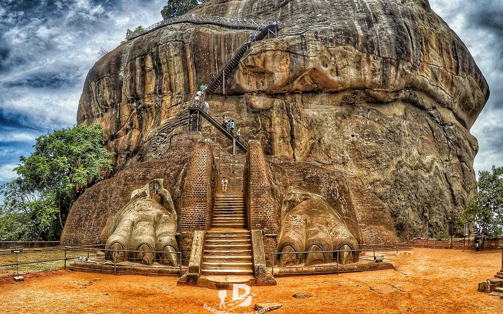 How to visit Sigiriya Lion Rock using local transport (by Bus).