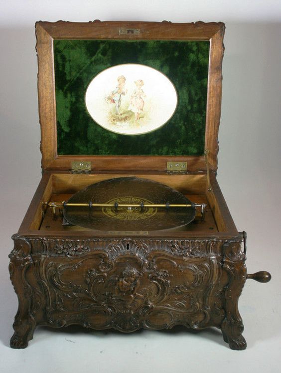 STUNNING ANTIQUE SYMPHONION ROCOCO DISC MUSIC BOX WITH 11 DISCS.