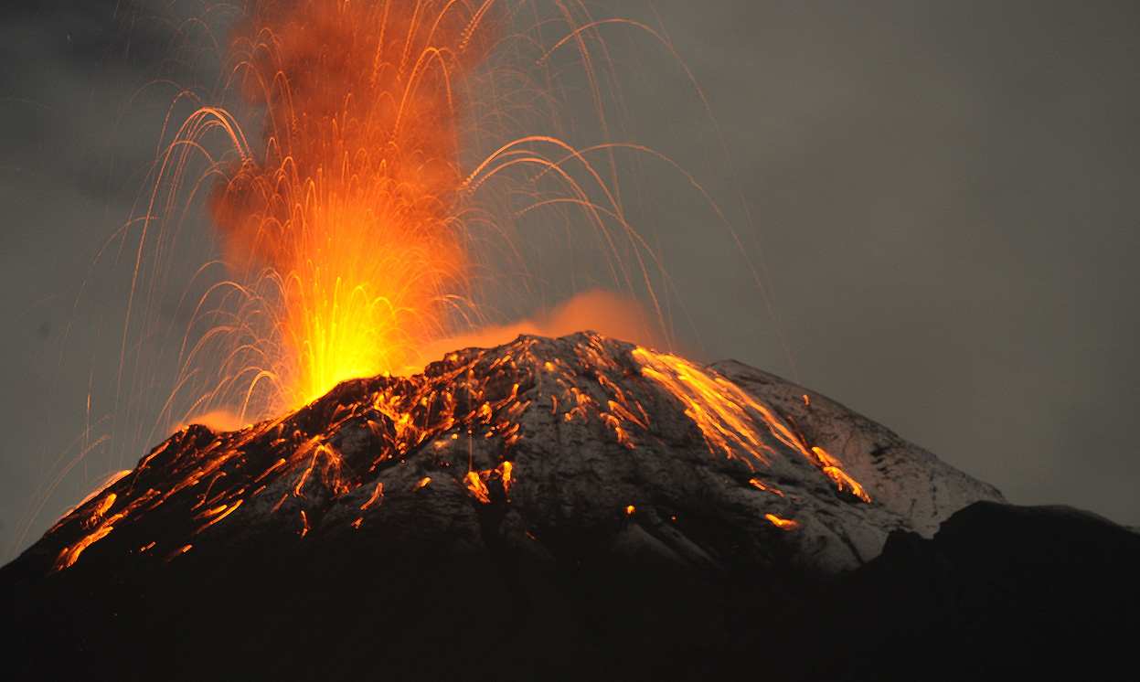 Извержение вулканов и сильные землетрясения происходят. ЧС природного характера извержение вулкана. Геофизические ЧС извержение вулканов. Эксплозивное извержение вулкана. Вулканические катастрофы.